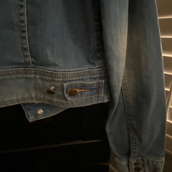 💙SOLD💙CHELSEA & VIOLET Distressed Cropped Jean Jacket - Picture 6 of 11